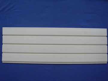 ISO الأبيض ألواح خشبية Slatwall البلاستيكية / الخشب البلاستيك مشقوق جدار المجلس