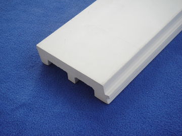 لوحة التفاف بلاستيكية بيضاء مزخرفة ، الألواح البلاستيكية Mothproof 126mm * 32mm