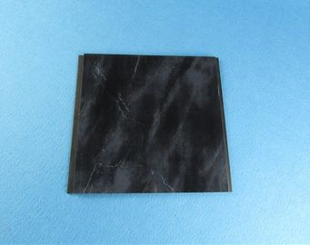 سعر جيد الحرارة ختم الجدار PVC الألواح البلاستيكية السوداء حار ختم الجدار البلاط الانترنت