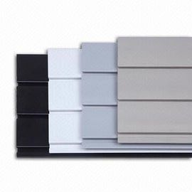 سعر جيد ألواح الجدران البلاستيكية الداخلية البلاستيكية أنظمة Slatwall للمعدات الرياضية الانترنت