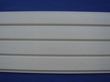 سعر جيد البلاستيك PVC Slatwall لوحات / لوحات الحائط الأبيض شاتيد لتخزين الطابق السفلي الانترنت