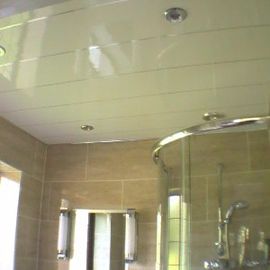 سعر جيد Mouldproof UPVC Wall Panel سقف تغطية السقف للاستحمام الانترنت
