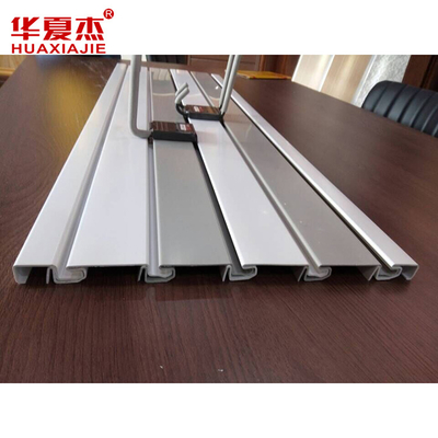 المقاومة الممتازة للرطوبة ألواح PVC Slatwall سهلة التثبيت سطح ناعم ناعم