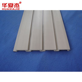 سعر جيد لوحات بيضاء PVC Slatwall ، لوحات لوحات WPC ، لوحات حائط المرآب للعرض الانترنت