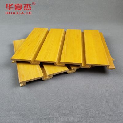 سعر جيد ألواح سطحية ناعمة من خشب الحبوب PVC Slatwall توفر جدران عرض تجارية دائمة وحلول تخزين وظيفية الانترنت