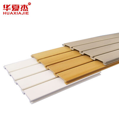 جودة 4ft X 8ft لوحات PVC Slatwall خفيفة الوزن 1.7kg White Grey Taupe خشب حبة لوحات قابلة للتخصيص للتخزين الموجود على الجدار مصنع